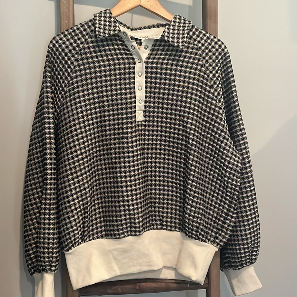 Online boutique Snap top size medium by La Miel